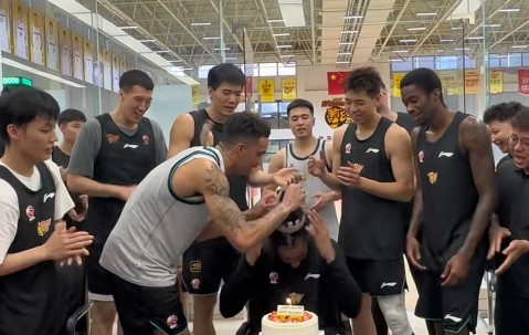 广东为萨林杰庆生！崔永熙故意调侃，杜锋送上一脚，胡明轩缺席！